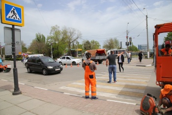 Новости » Общество: Водители в ярости: дорожники перекрыли въезд на парковку напротив Кирова,5