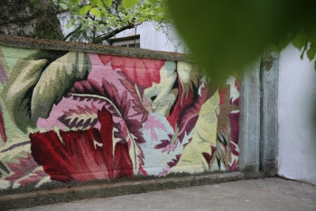 Новости » Общество: На Дубинина художница разрисовывает каменный забор