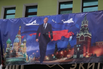 Портрет Путина в полный рост будет «следить» за парадом в Керчи