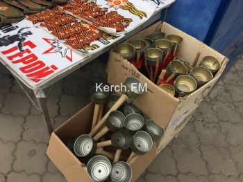 В Керчи на рынке продают факелы и Георгиевские ленты