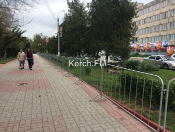 Подготовка к параду Победы: в Керчи на Кирова вдоль дороги установили ограждения