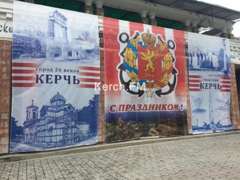 Со здания гостиницы в Керчи сняли порванную копию Знамени Победы