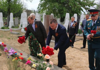 Возложения цветов к братским могилам прошло в Керчи