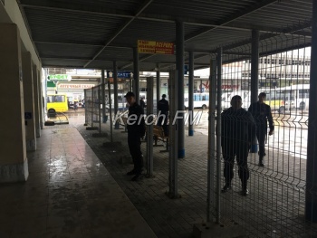 На автовокзале Керчи оставили сумку, правоохранители частично оцепили территорию
