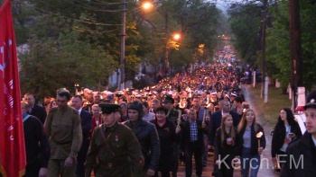 В факельном шествии в Керчи приняли участие более 10 тысяч человек (видео)