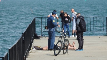 Новости » Криминал и ЧП: На набережной Керчи чуть не утонул мужчина