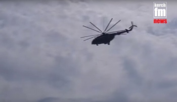 Новости » Общество: Отдыхающие на керченском горпляже наблюдали "вертолетное шоу" (видео)
