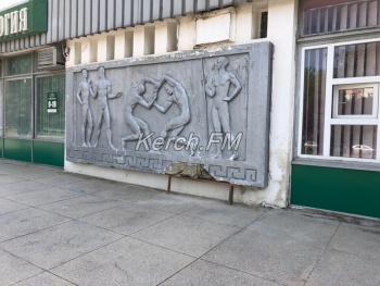 Новости » Общество: Барельеф на здании Дворца спорта в Керчи начал рушиться