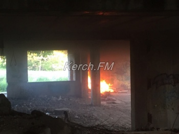 В Керчи горело заброшенное здание у жилых домов