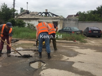Новости » Общество: Шлагбаумскую в Керчи подготавливают к ямочному ремонту