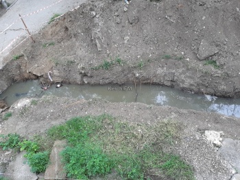 Новости » Общество: Керчане боятся, что в траншею с канализацией во дворе жилого дома могут упасть дети