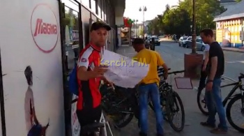 Новости » Общество: Велосипедист в Керчи провел перед магазином одиночный пикет