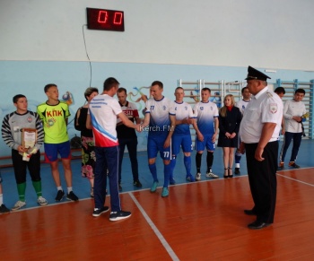 Новости » Спорт: Студенты политеха обыграли полицейских Керчи в товарищеском матче по мини-футболу