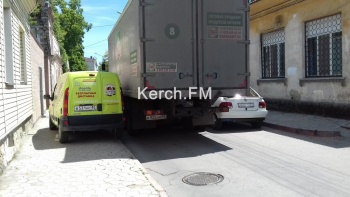 Ты репортер: Флешмоб у автохамов: очередная парковка на пешеходной дорожке в Керчи