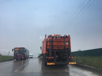 В Керчи чистили дорогу под дождем