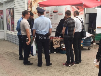 На центральном рынке Керчи полиция разгоняла торгующих клубникой