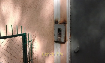 На 39 квартале в Керчи вырвали и сожгли домофоны