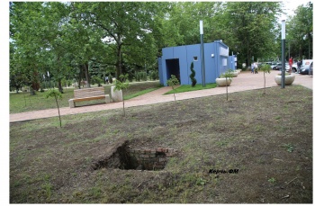Будьте осторожны: в Комсомольском парке рядом с туалетом за 5 млн рублей открыт колодец