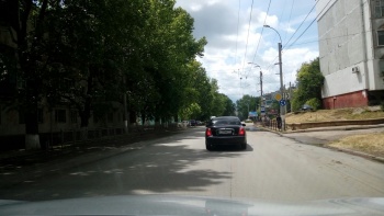Чуть не угробил семью - водитель «пролетел» на красный в Керчи (видеорегистратор)