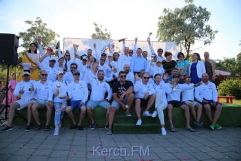 Новости » Общество: Участников парусной регаты, проехавших под Крымским мостом, наградили в Керчи