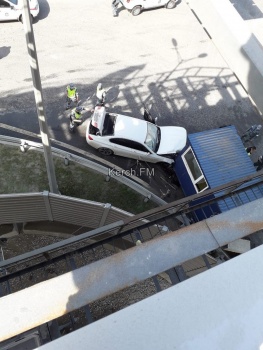 Керчане поделились фото аварии с «Тавриды», где машина въехала в будку