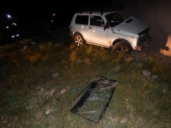 Маленький ребенок погиб в машине, которая скатилась с горы и врезалась в дом в Крыму