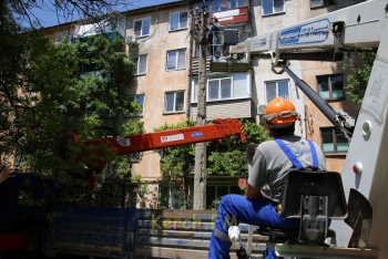 Керченский РЭС меняет аварийную опору в одном из самых узких керченских дворов