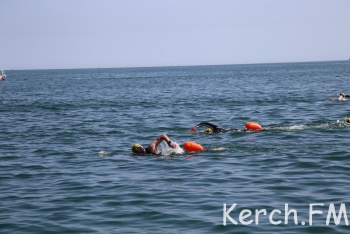 Два пловца за час пятнадцать минут переплыли Керченский пролив
