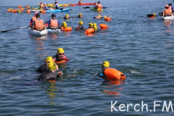 Спортсмены переплыли Керченский пролив (видео)