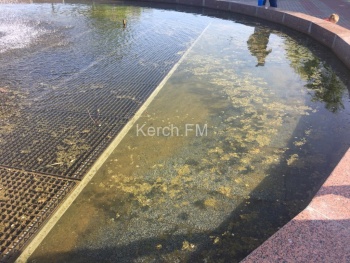 Керчане просят почистить фонтан на набережной