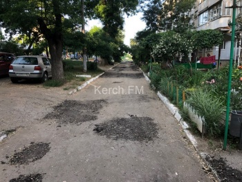 В Керчи дорогу во дворах на Орджоникидзе подсыпали асфальтной крошкой