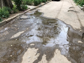 Новости » Коммуналка: В Аршинцево вдоль жилых домов течет канализация