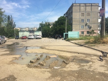 Новости » Коммуналка: В Керчи на Ворошилова по дороге течет питьевая вода
