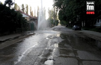 Новости » Общество: В Керчи бил 10-метровый фонтан питьевой воды (видео)