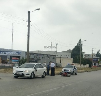 Новости » Общество: Утром в Керчи произошла авария с участием мопеда и автомобиля
