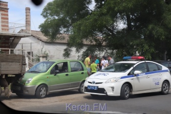 В Керчи на Вокзальном шоссе ДТП: бортовой минифургон наскочил на малолитражку