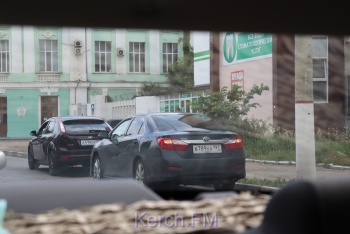 Утром на Кирова произошло ДТП: не смогли разъехаться Форд и Тойота