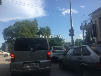 Керчане просят водителей не парковать свои автомобили на выезде с Театральной