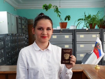 Керчанам торжественно вручили паспорта ко Дню России