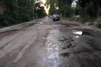 От запаха канализации на Нестерова в Керчи с улиц сбежали бездомные собаки