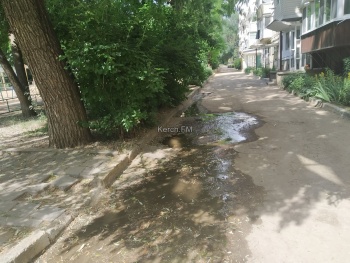 Снова река канализации течет вдоль жилого дома в Аршинцево