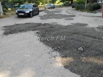 Внутридворовую дорогу в районе «Института» подсыпали асфальтовой крошкой