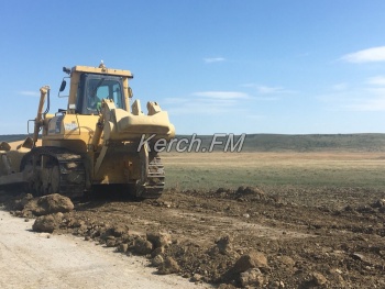 По дороге в Курортное засыпают землей дорогу