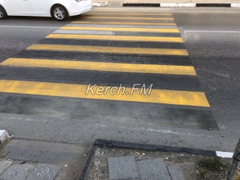Пешеходные переходы в Аршинцево наносят желтым, когда белого уже не видно