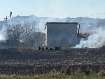 За выходные в Керчи пожарные потушили 16 пожаров