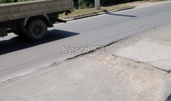 Новости » Общество: Препятствие на всю полосу или дорога по Вокзальному шоссе в Керчи