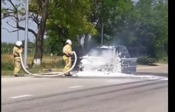 На трассе Симферополь-Керчь сгорел автомобиль (видео)