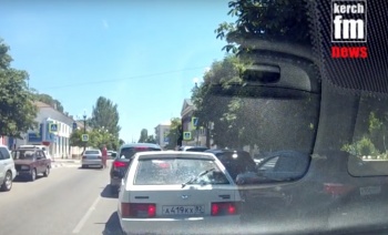 В Керчи нетерпеливый водитель чуть не сбил пешеходов (видео)