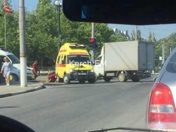 Новости » Общество: В центре Керчи образовалась пробка из-за сломанной машины «скорой помощи»