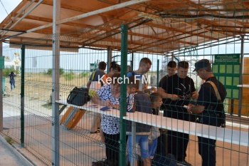 Новости » Общество: На границе крымские пограничники ввели реверсное оформление